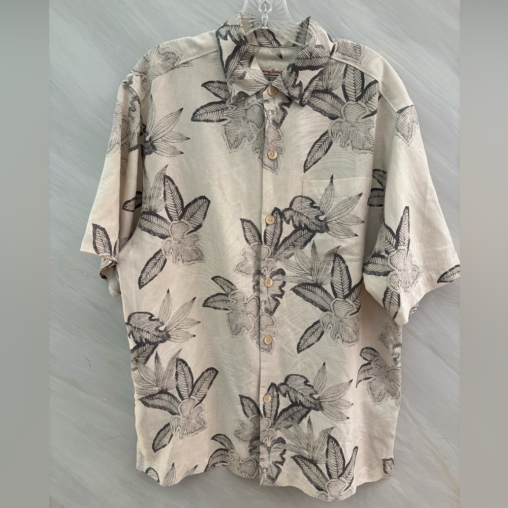 Tommy Bahama Men’s  M Cream/Gray Short Sleeve 100% Silk Shirt  Beach  Hawaiian